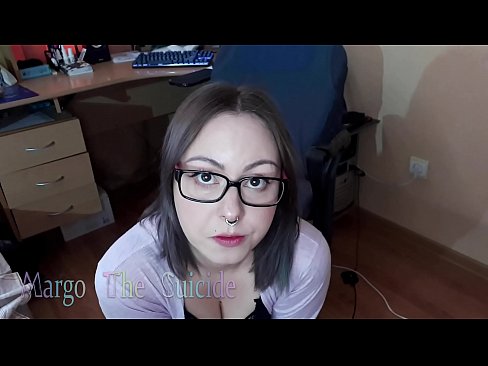 ❤️ Σέξι κορίτσι με γυαλιά πιπιλίζει Dildo βαθιά στην κάμερα ❤️❌ Γαμημένο βίντεο ❌