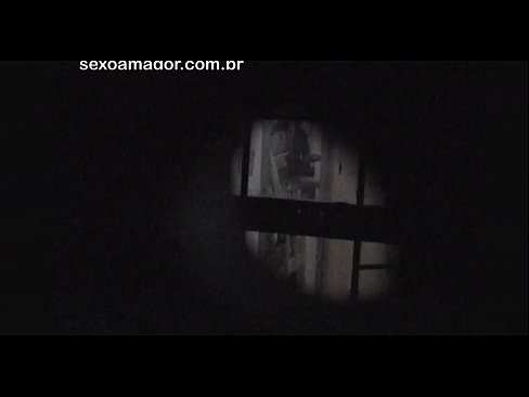 ❤️ Ξανθιά κοπέλα βιντεοσκοπήθηκε κρυφά από ηδονοβλεψία της γειτονιάς κρυμμένο πίσω από κούφια τούβλα ❤️❌ Γαμημένο βίντεο ❌
